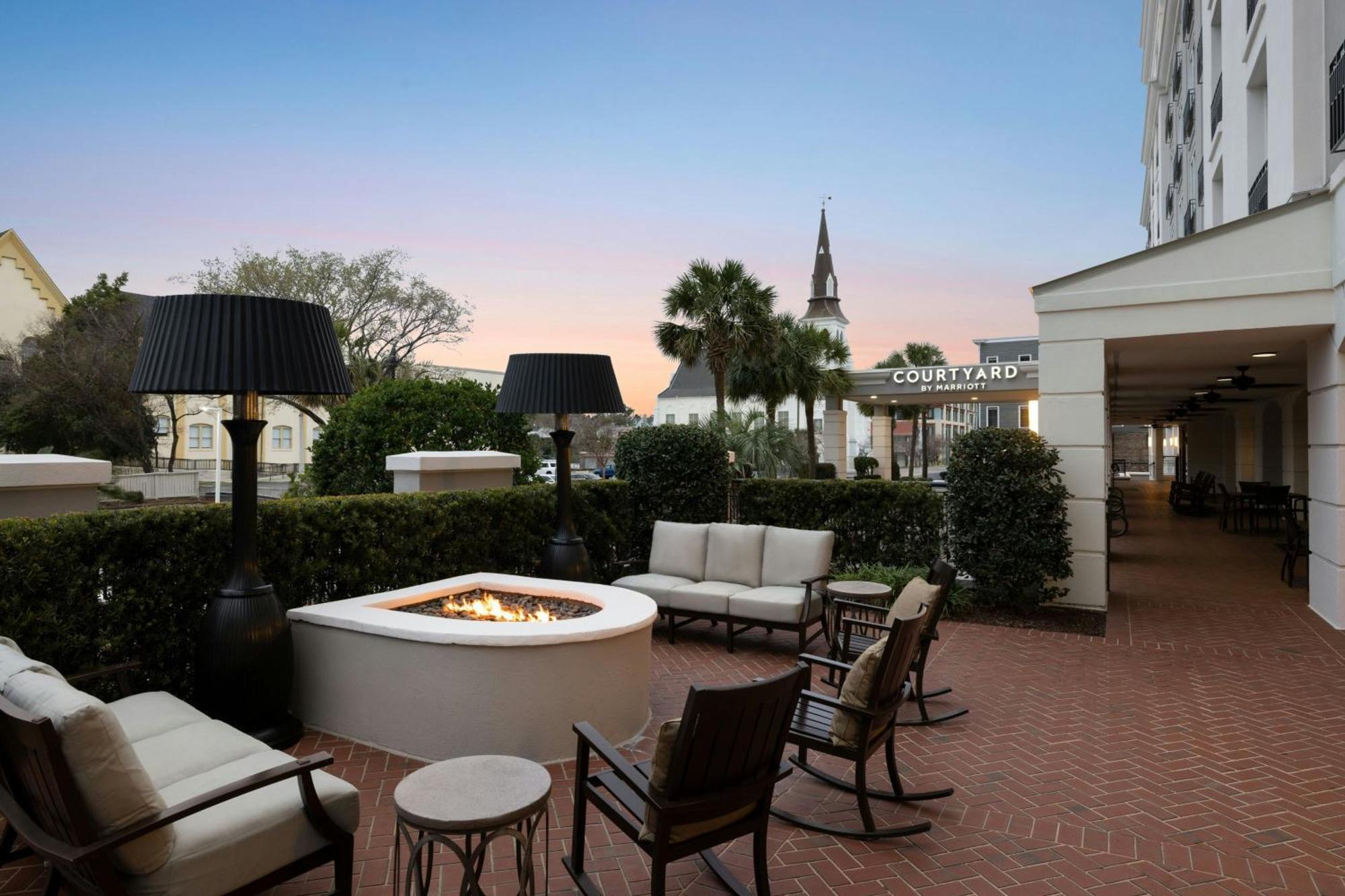 Courtyard By Marriott Charleston Historic District Hotel Exterior photo