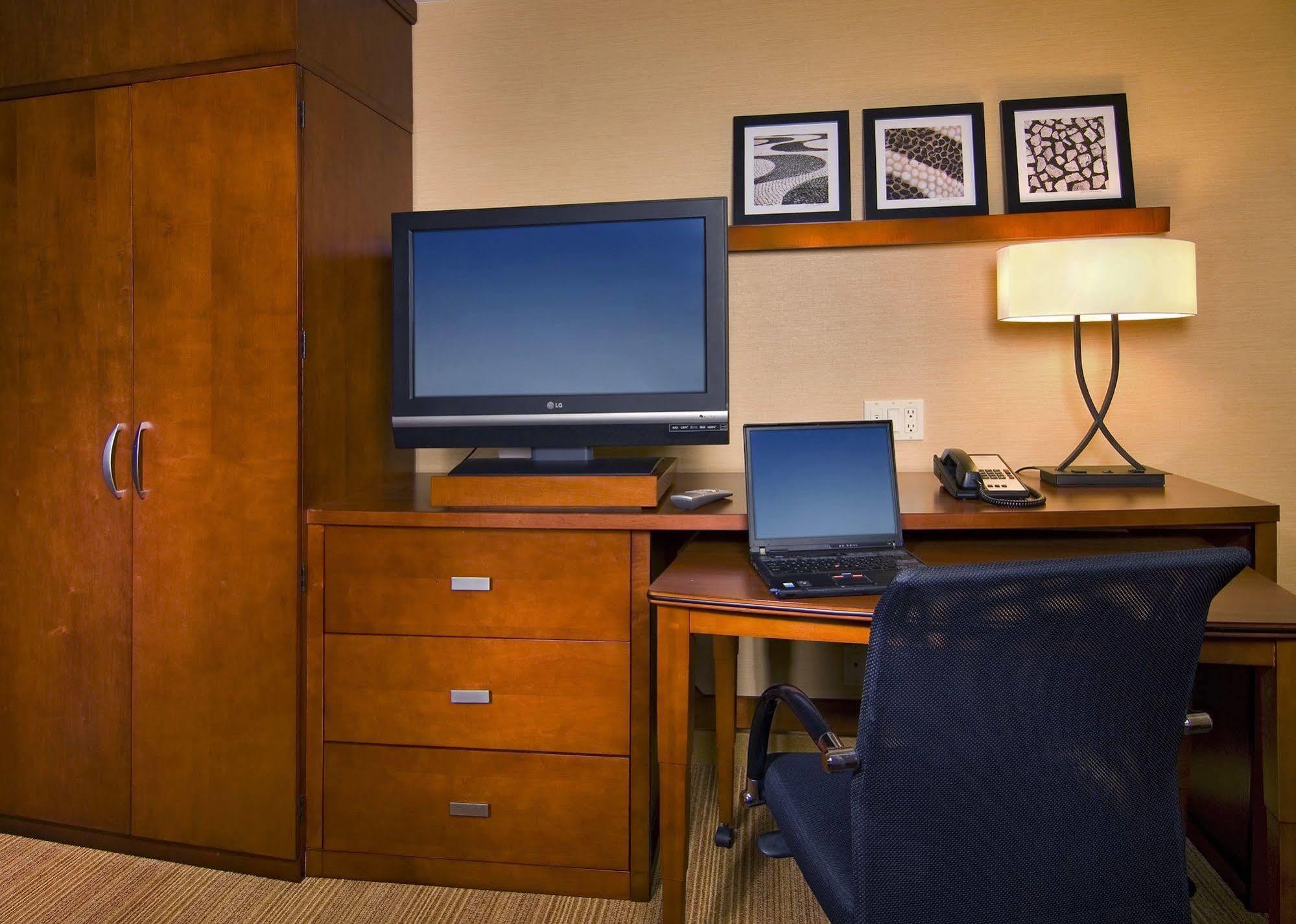 Courtyard By Marriott Charleston Historic District Hotel Room photo